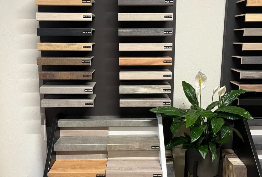 Traprenovatie Showroom Fedi Traptreden. Trapbekleding, overzettreden van HPL Laminaat. HPL Laminaat kopen.